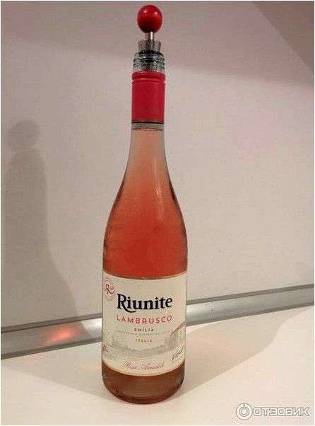Игристое вино Lambrusco Riunite Emilia (красное, полусладкое, игристое)